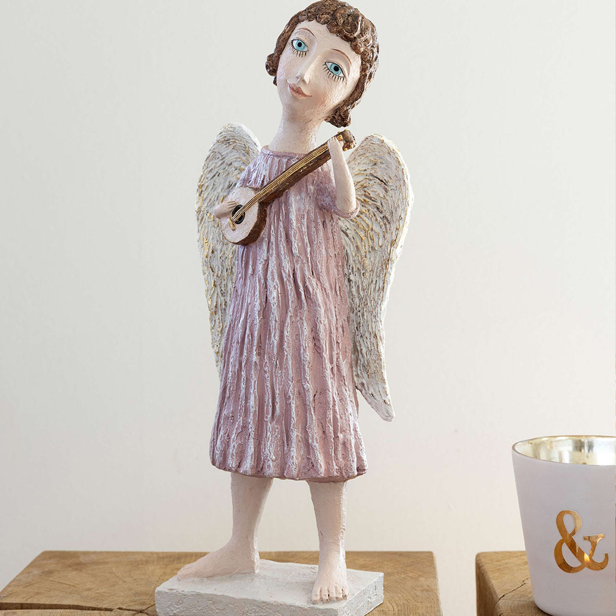 Lavinia enkeli luutulla