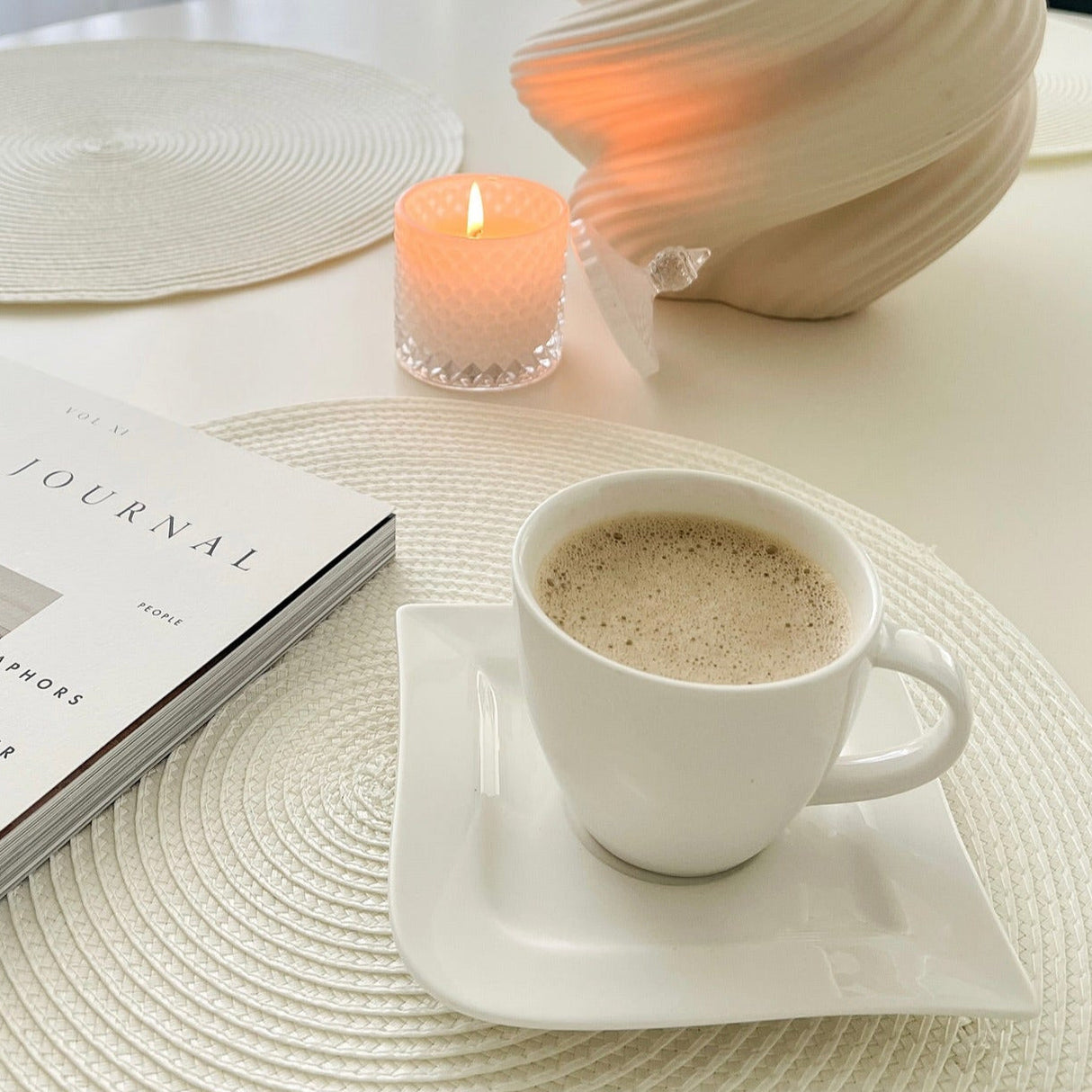 Vit Lilja kahvikuppi ja lautanen 4 kpl