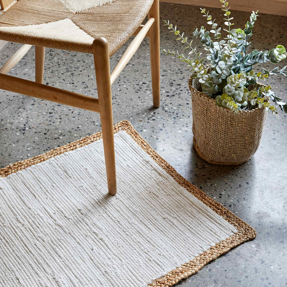 Caspian White suojaruukku/kori